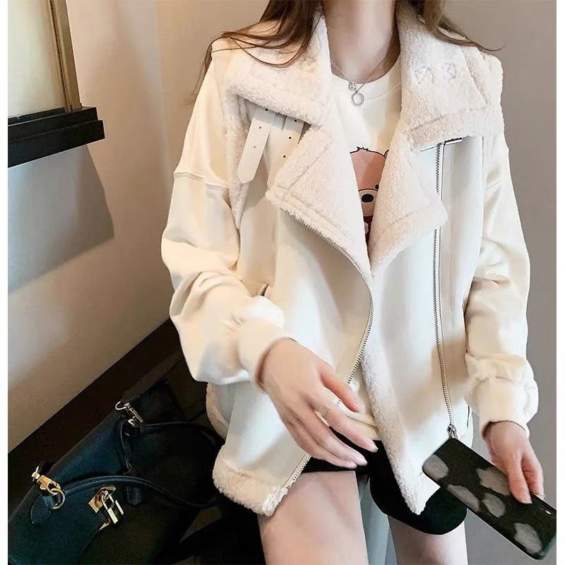 Versatile Outerwear Vest For Women To Layer And Style In Various Ways - Image 3