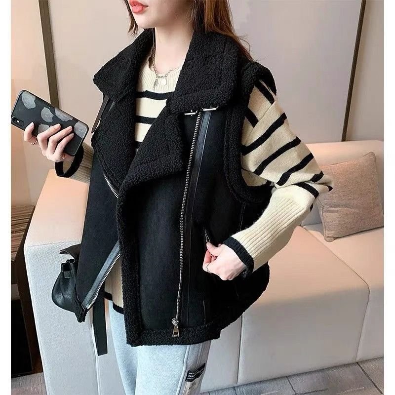 Versatile Outerwear Vest For Women To Layer And Style In Various Ways - Image 4