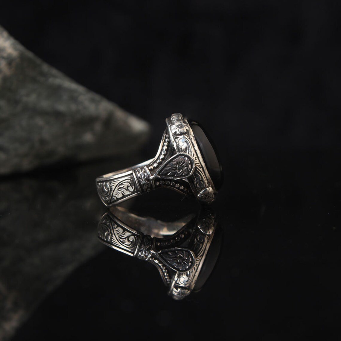 Fashionable Punk Carved Vintage Ring For Men With Black Gemstones - Image 3